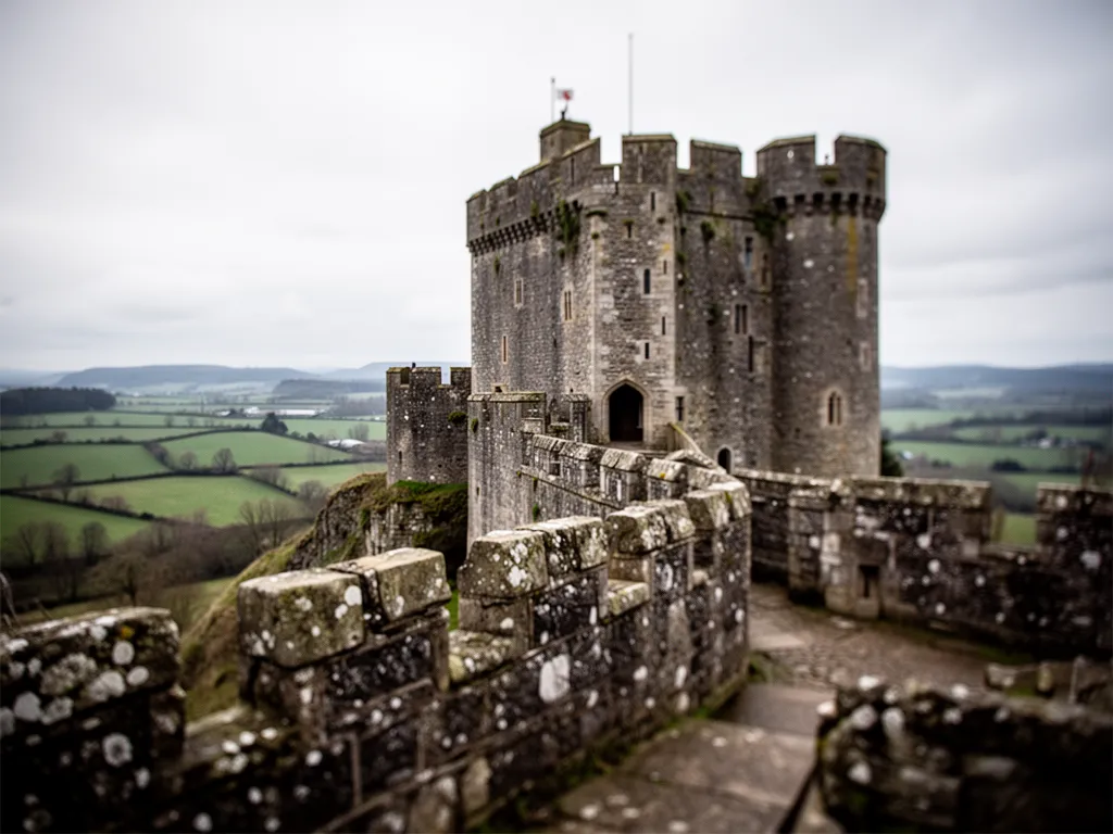 Vue du donjon de la Tour de Crest depuis la ville, avec son toit en terrasse et ses quatre tours d'angle, par une journée ensoleillée